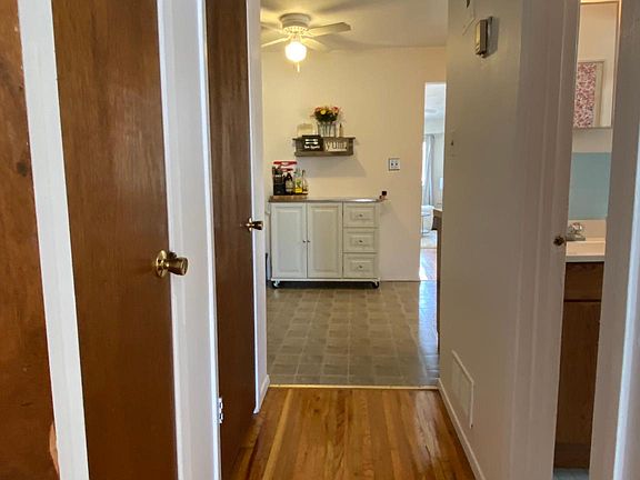 4th image of 872 Sheldon Ave