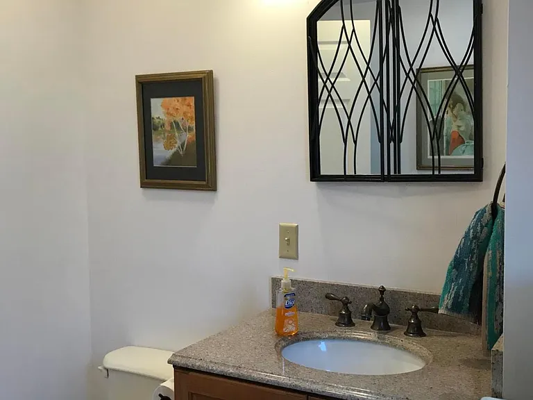 402 W Elm St — Photo 10