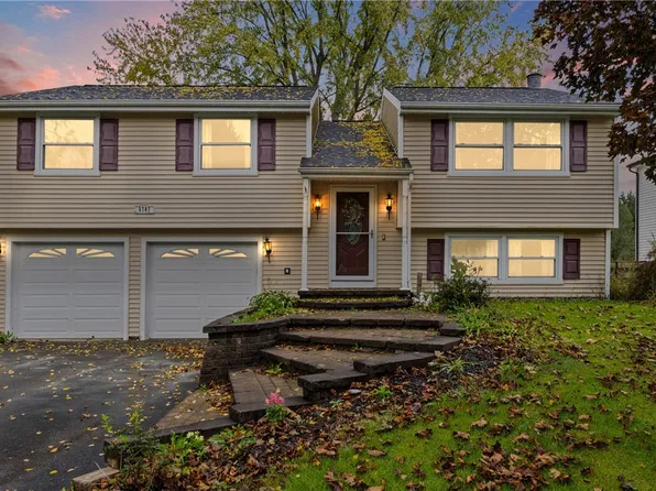 5787 Bonnie Brae Cir, Farmington, NY 14425