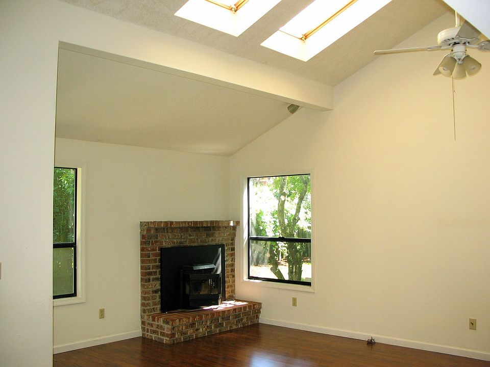 2nd image of 1910 SE Evans Ave