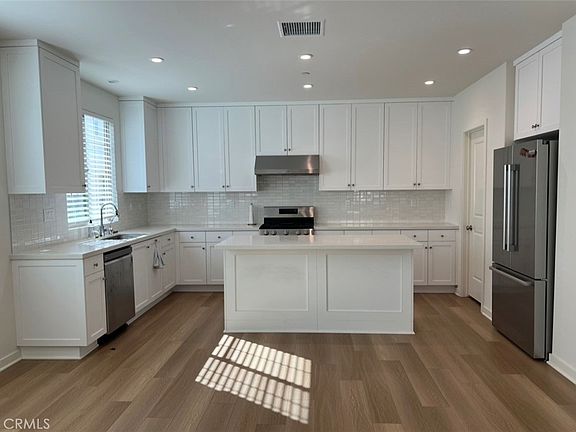 3rd image of 723 Spring Gdn