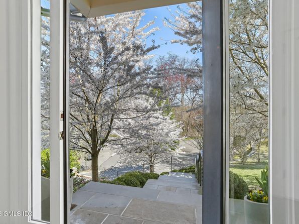 10 Lakeview Dr, Riverside, CT 06878