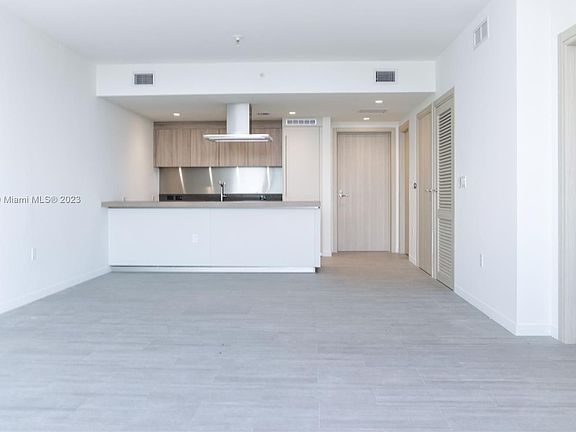 3rd image of 1000 Brickell Plz #3711