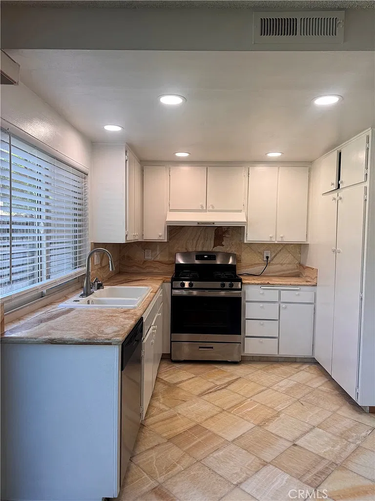 3 bed, 1.5 bath, 1315 sqft, $3,200 — Photo 1