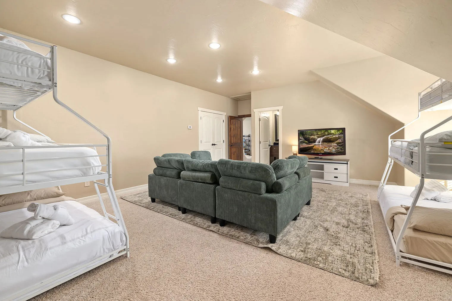 4 bed, 4.0 bath, 2938 sqft, $9,690 — Photo 2