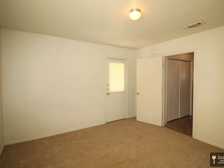 401 W Ave E — Photo 11