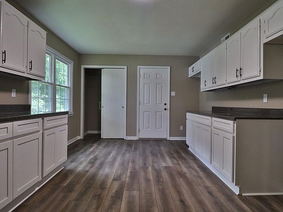 5th image of 453 Martindale St