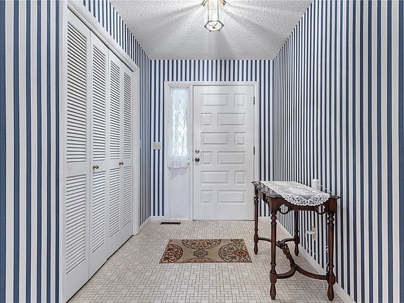 4th image of 404 Huntington Pl