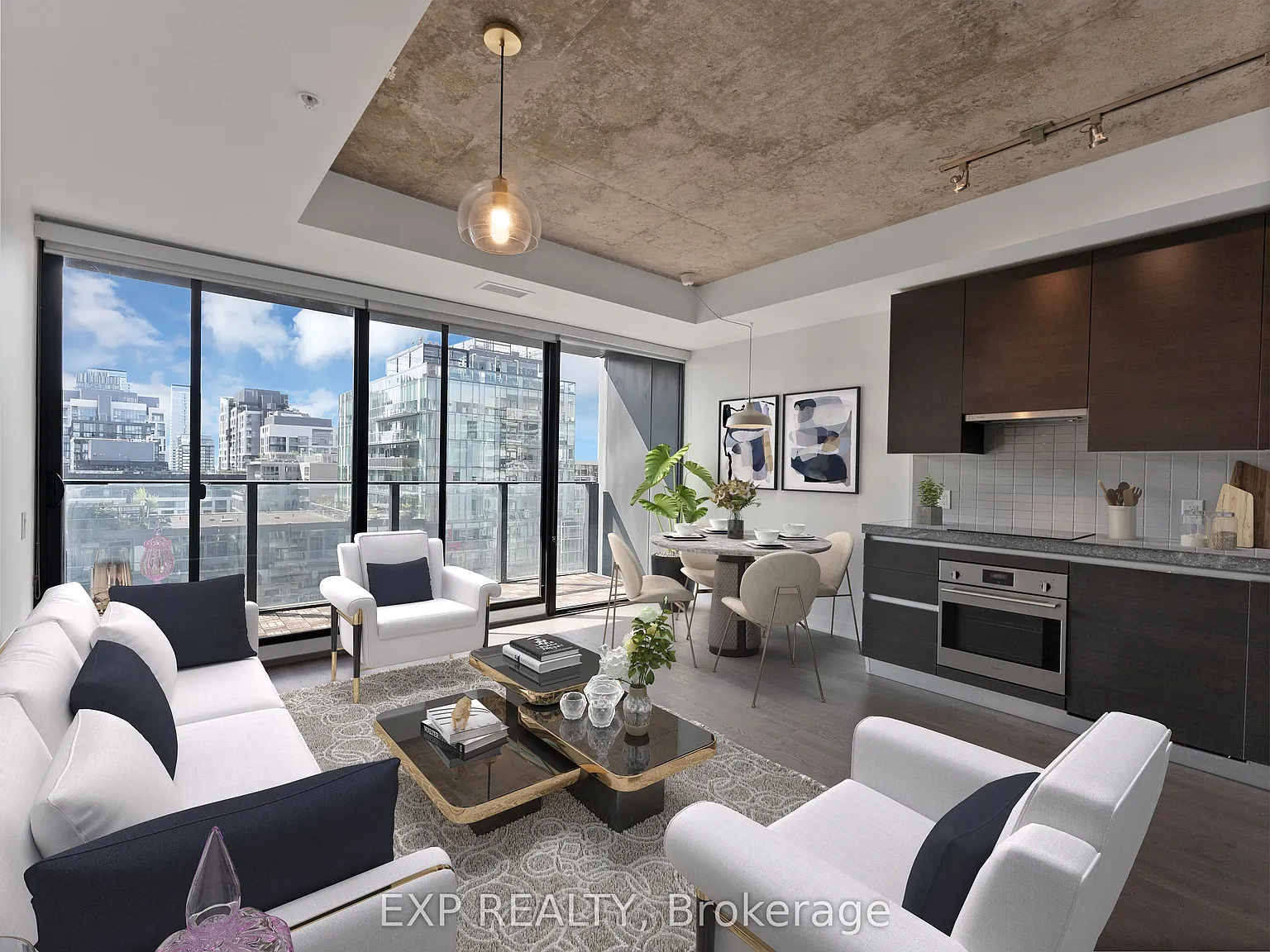 629 King St W — Photo 2