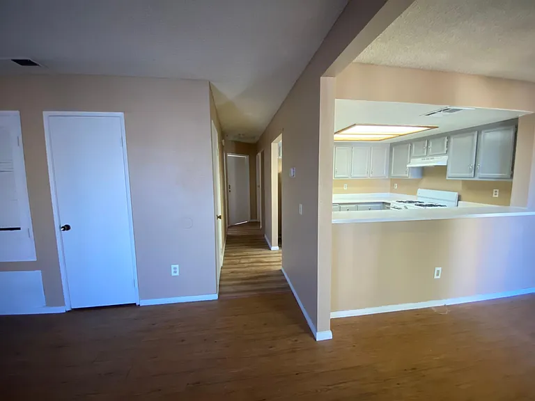 1025 N Tippecanoe Ave #201 — Photo 4