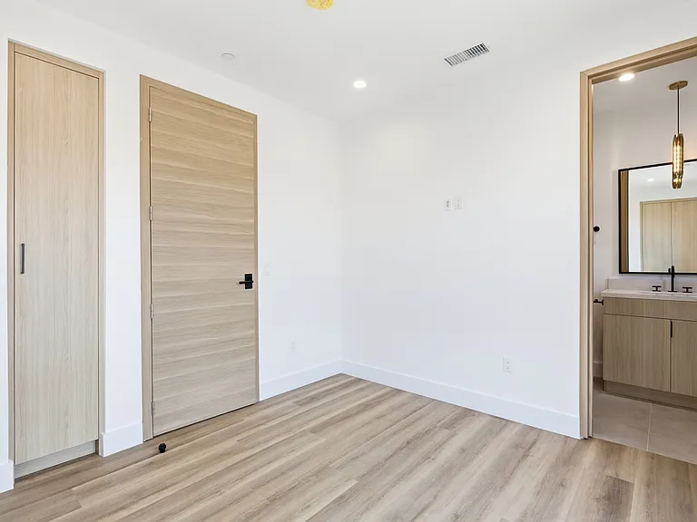 5821 Kester Ave #1/4 — Photo 5