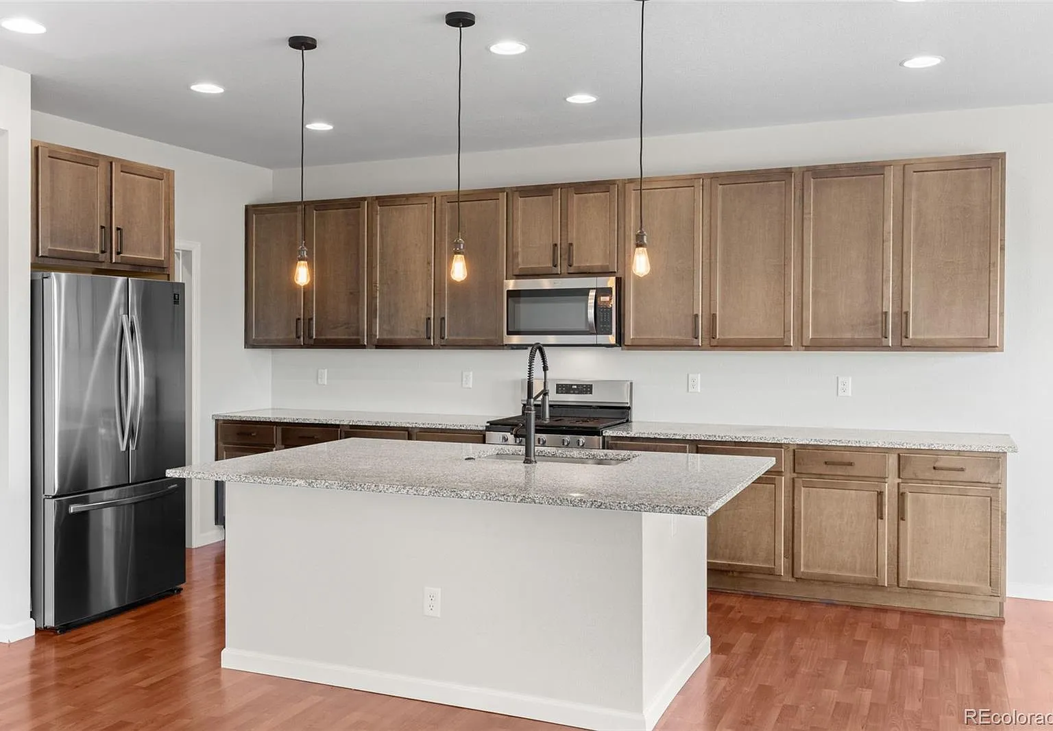 3 bed, 2.5 bath, 2124 sqft, $3,050 — Photo 4