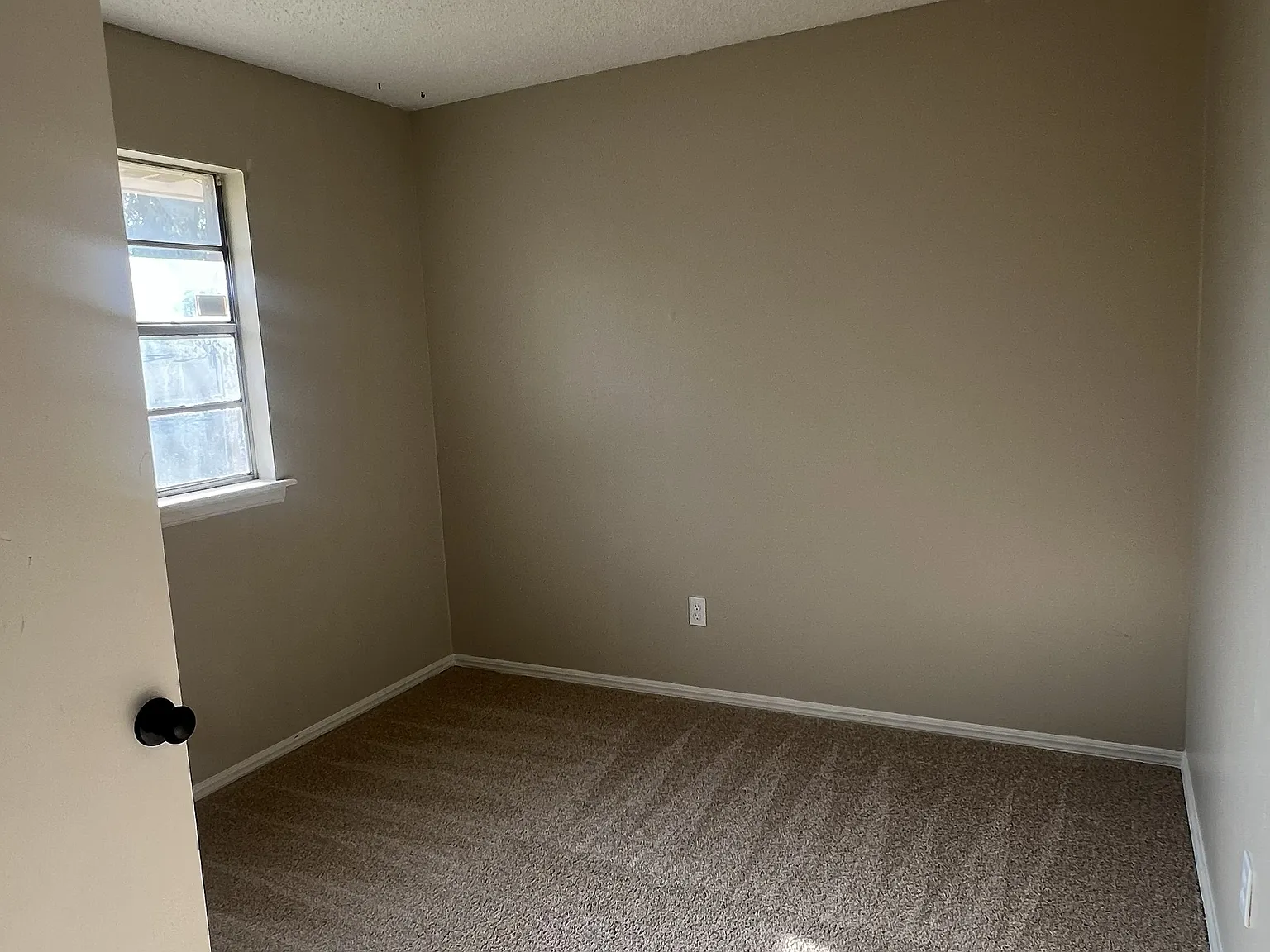 3 bed, 1.5 bath, 1056 sqft, $1,400 — Photo 4