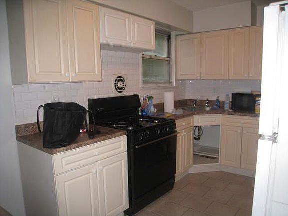 4th image of 2333 38th St #3