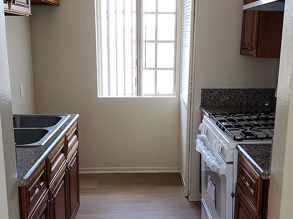 3rd image of 1586 Yosemite Dr #104