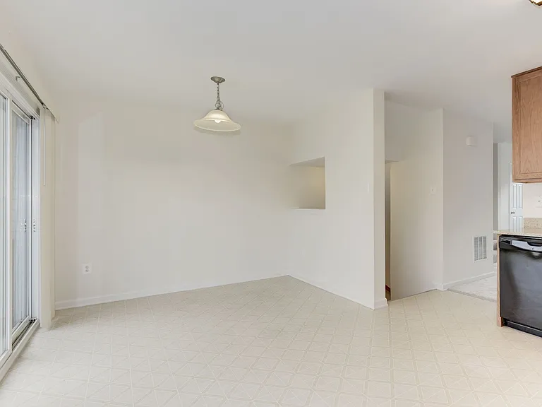 119 Monticello Sq — Photo 6