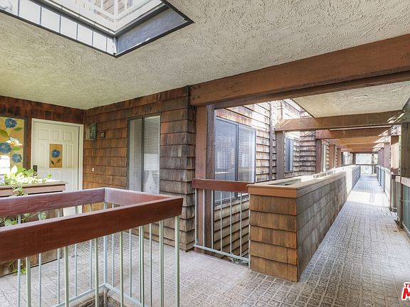 4th image of 301 N Belmont St APT 202