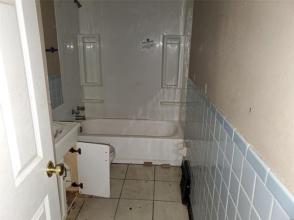 3rd image of 9733 Medford Dr