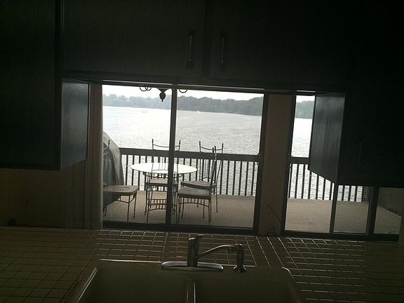 5th image of 820 Cliffs Dr APT 205