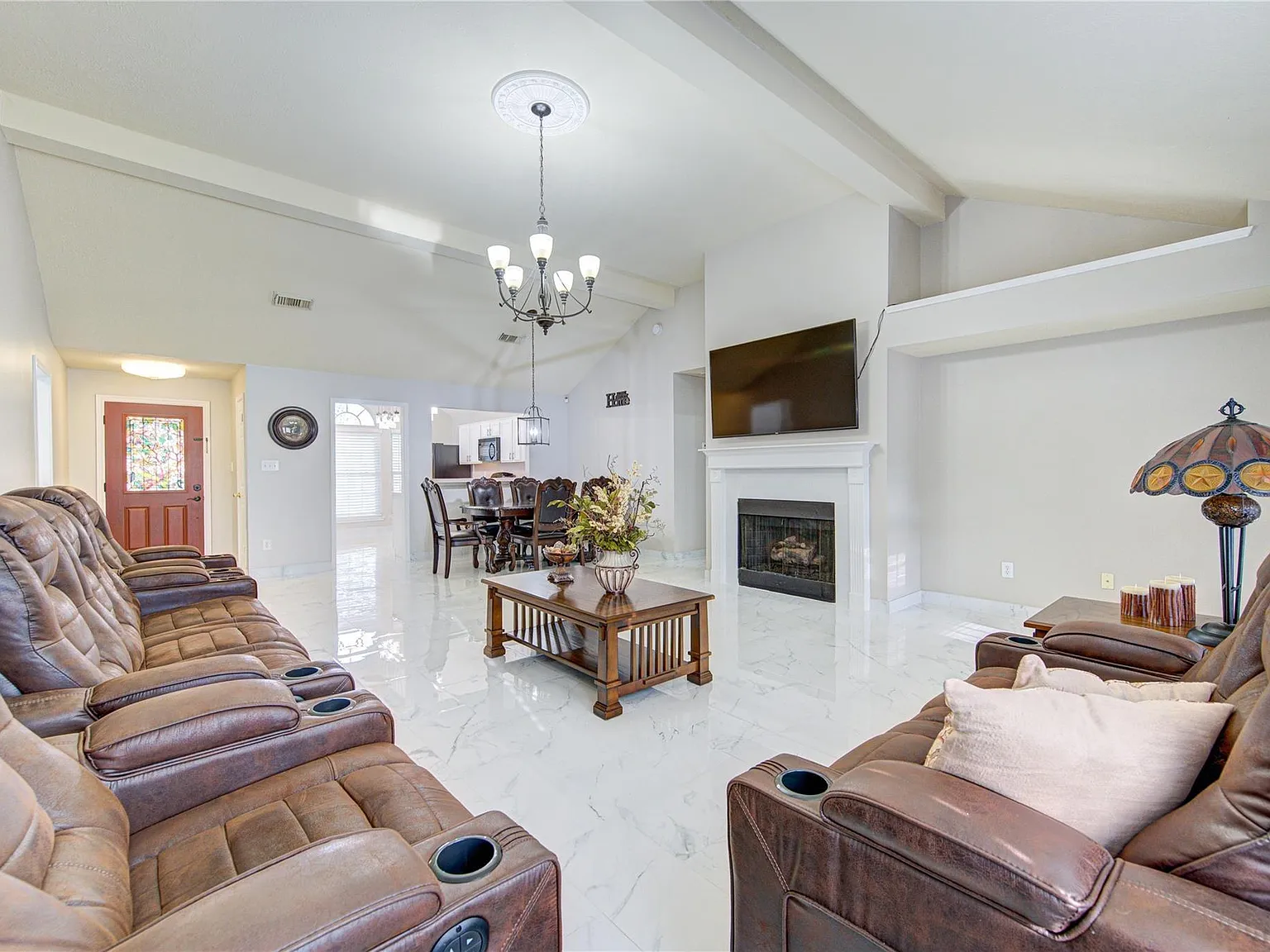 3 bed, 2.0 bath, 1590 sqft, $2,000 — Photo 4