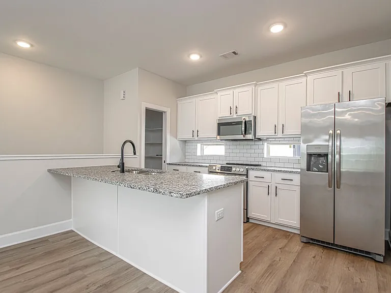 1220 W 4th St — Photo 14