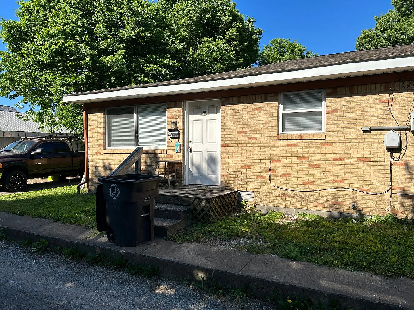 645 W Franklin St — Photo 2