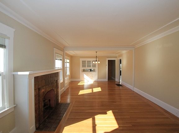 3rd image of 417 Athol Ave