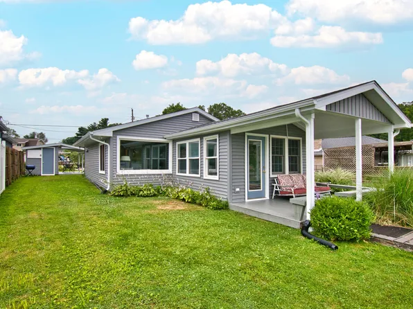 70041 Beach Dr, Edwardsburg, MI 49112