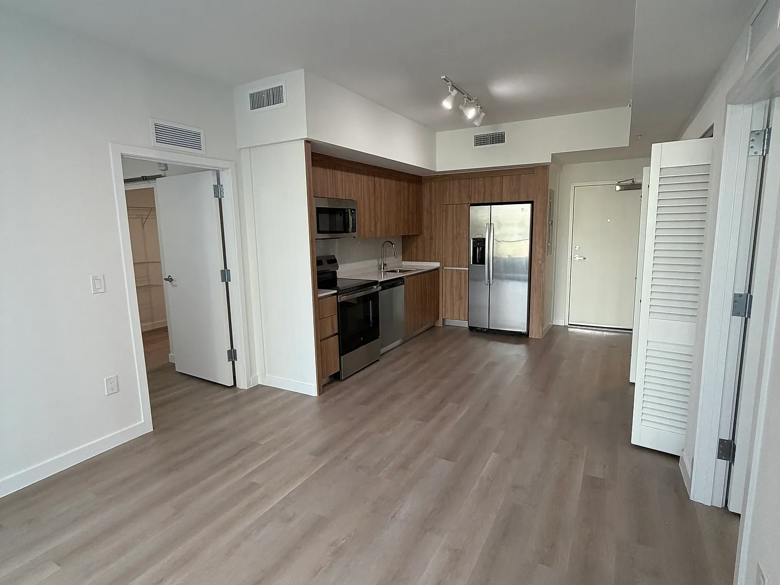 2 bed, 859 sqft, $2,199 — Photo 3