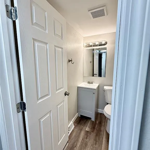 103 E 7th St #1 — Photo 10
