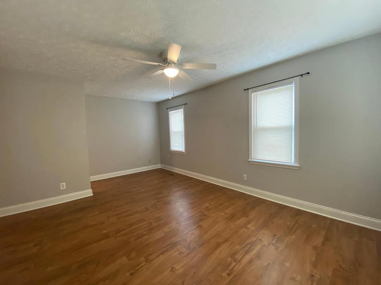 3 bed, 1000 sqft, $1,300 — Photo 4