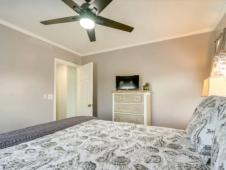 4908 E Beach Dr — Photo 8