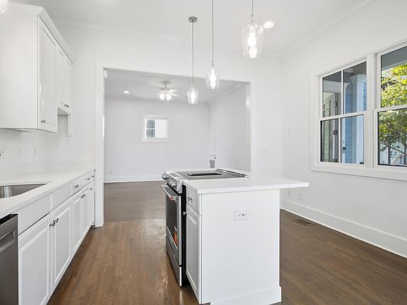 4th image of 18 Corinne St