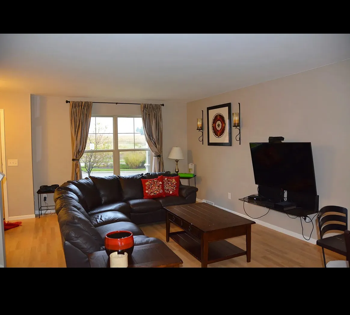 2 bed, 2.5 bath, 1442 sqft, $2,300 — Photo 2