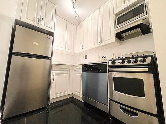 3rd image of 236 E 74th St #1E