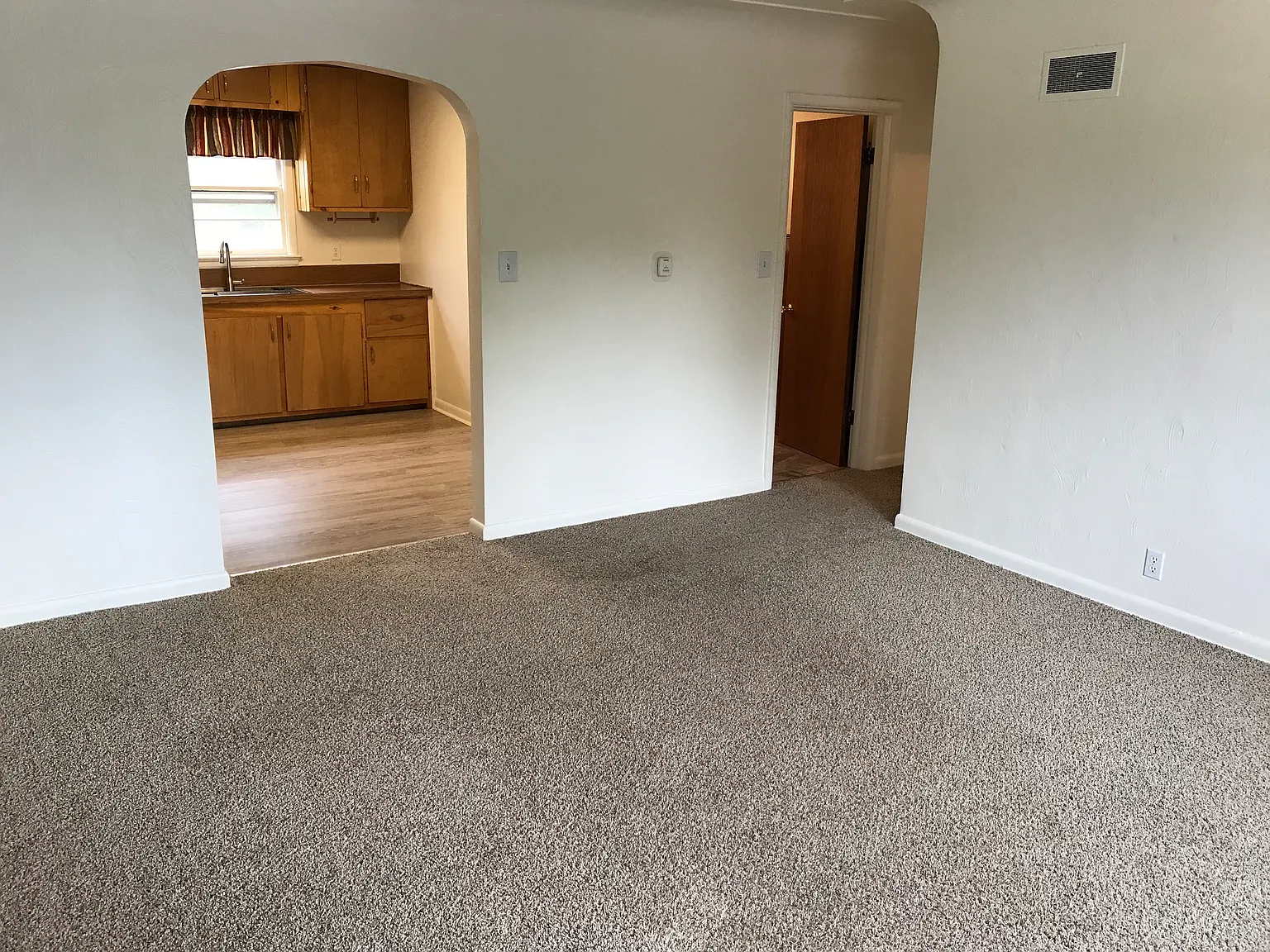 2 bed, 800 sqft, $1,087 — Photo 2