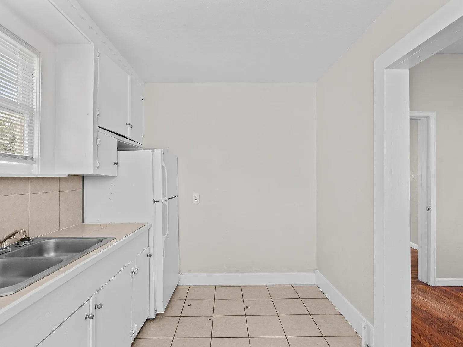 2 bed, 1.0 bath, 916 sqft, $1,300 — Photo 3