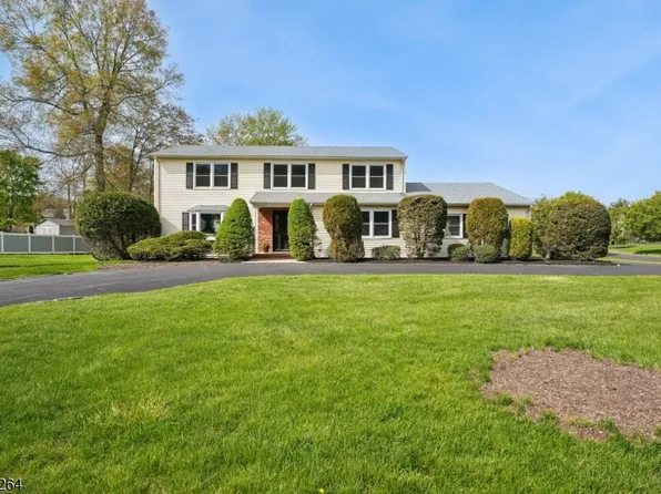 17 Fox Run Dr, East Hanover Twp., NJ 07936