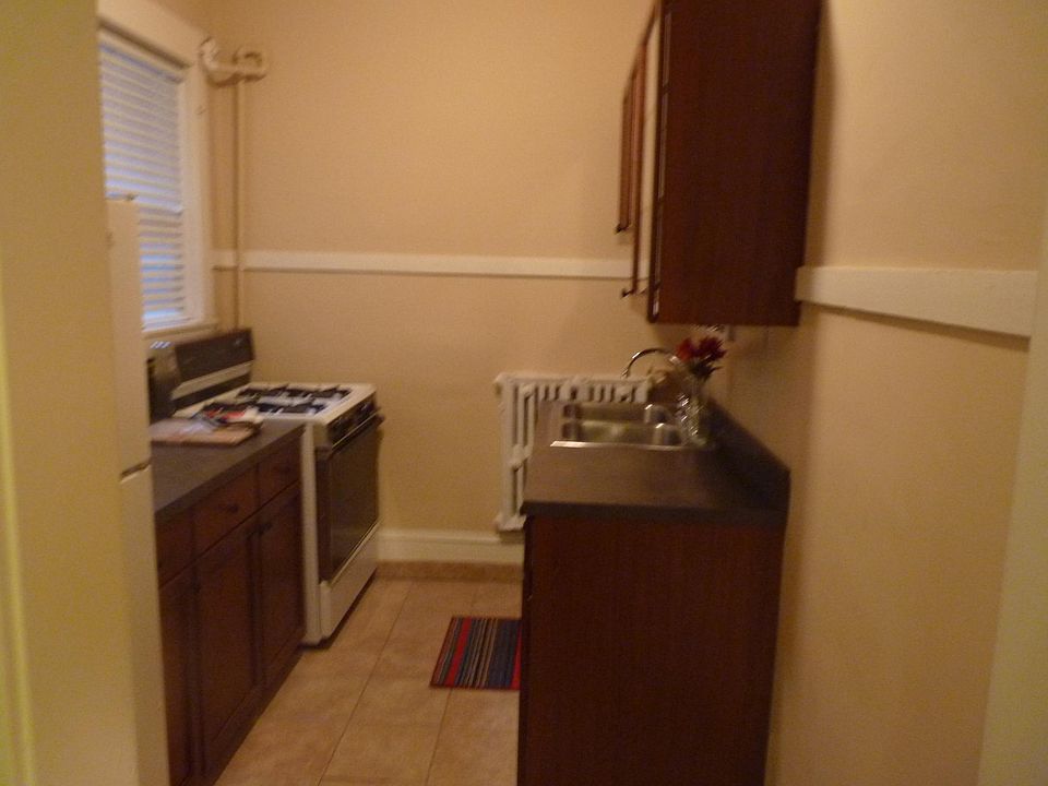 GAS STOVE IN KITCHEN