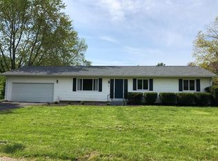 1672 Village Green Rd, Petersburg, IL 62675