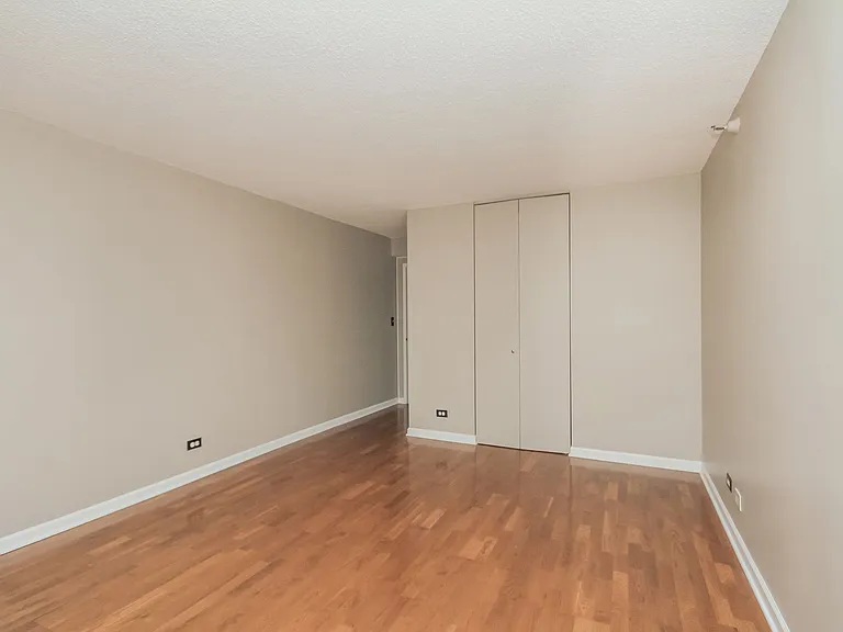 10 E Ontario Condos — Photo 10