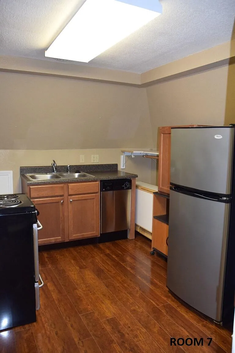 2 bed, 1.0 bath, $1,810 — Photo 3