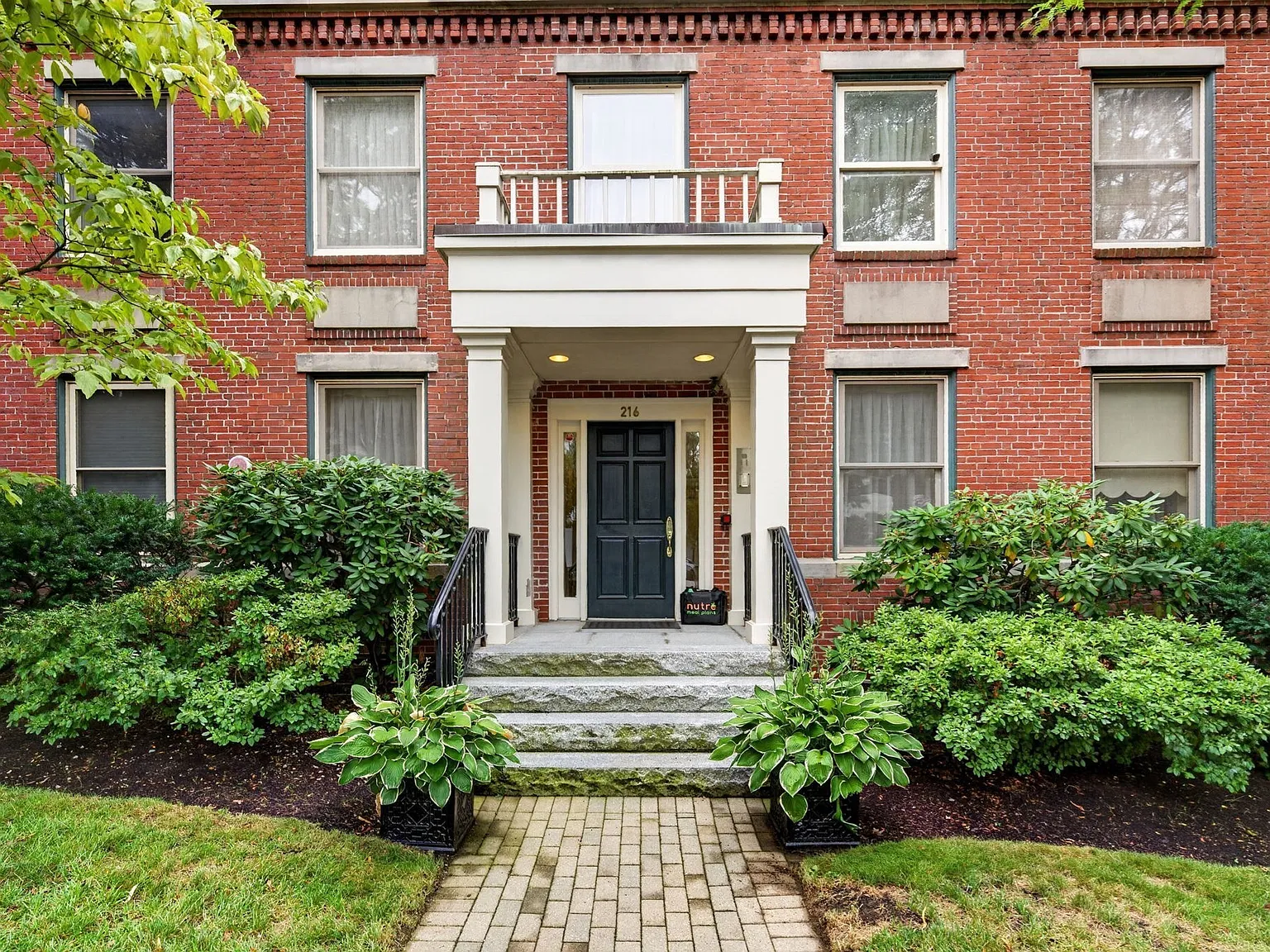 2 bed, 2.0 bath, 1396 sqft, $5,000 — Photo 4