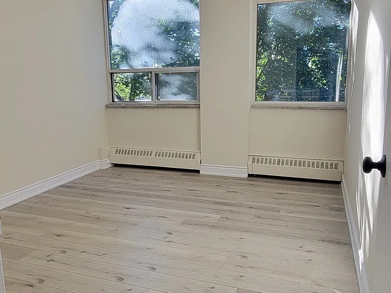 105 Raglan Ave — Photo 13
