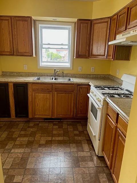 3 bed, $2,320 — Photo 4