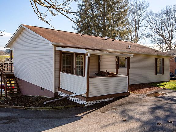 3rd image of 16121 Mary St