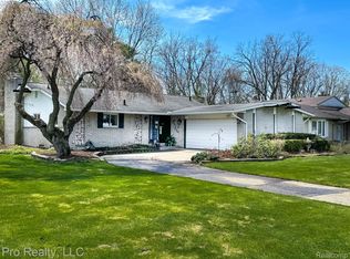 23660 Edinburgh St, Southfield, MI 48033
