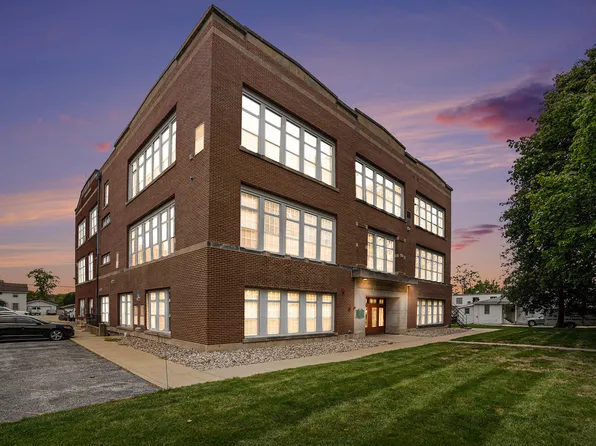 311 S Court St APT 300, Crown Point, IN 46307