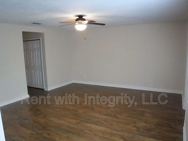 2 bed, 1.0 bath, 885 sqft, $1,050 — Photo 2