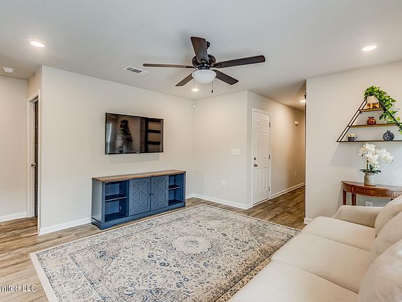 2nd image of 2417 Gladiolus St